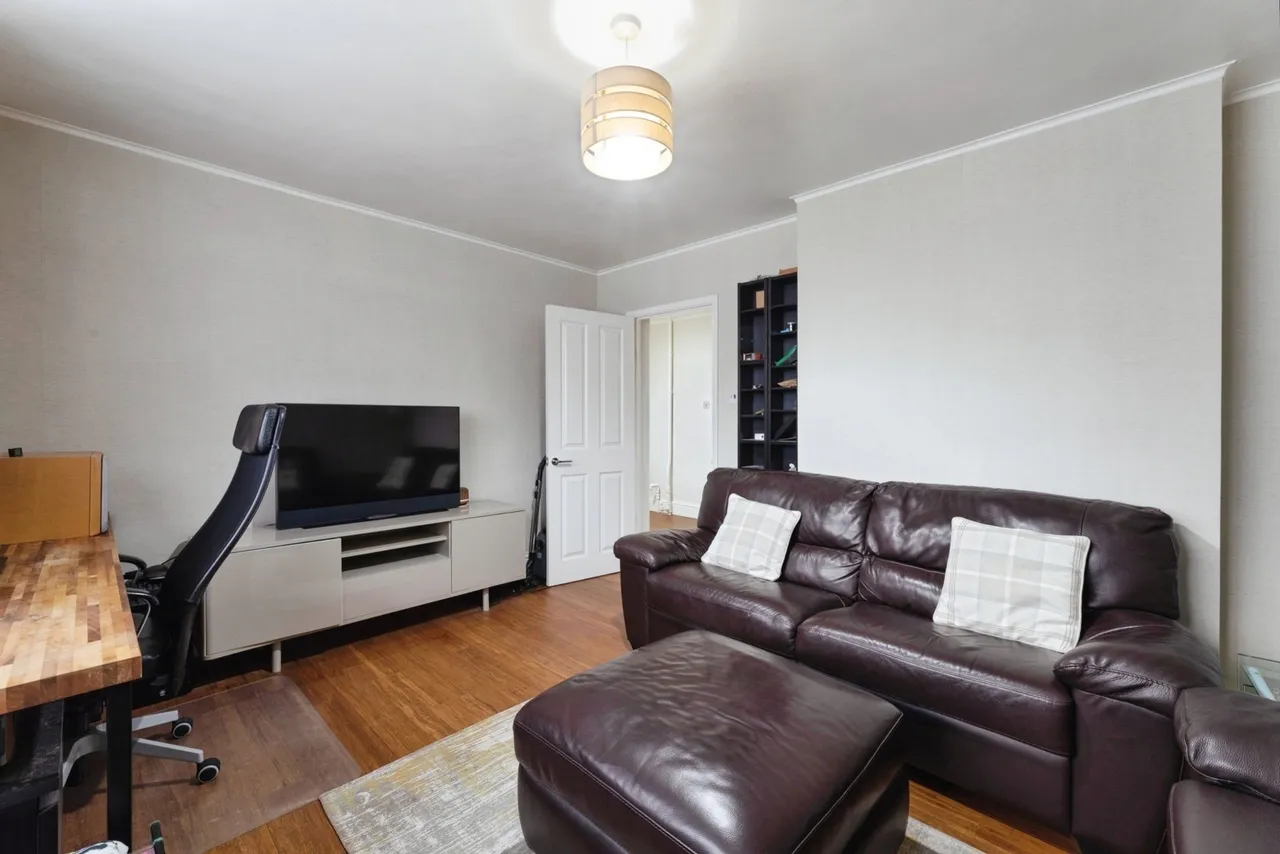 Claybury Broadway, Ilford, IG5, photo 4