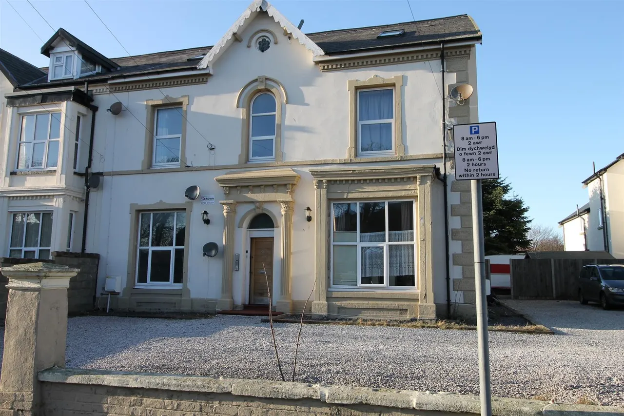 2 bed flat to rent — Brighton Road, Rhyl, LL18 3HL