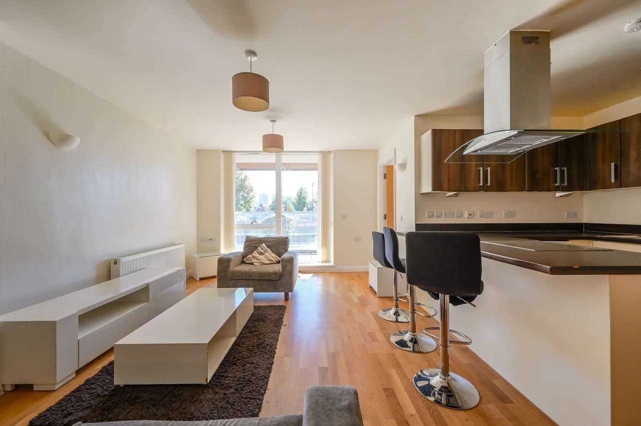 3 bed flat for sale, London, E14