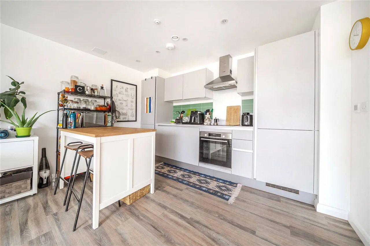 2 bed flat for sale, Doyle Road, London, SE25