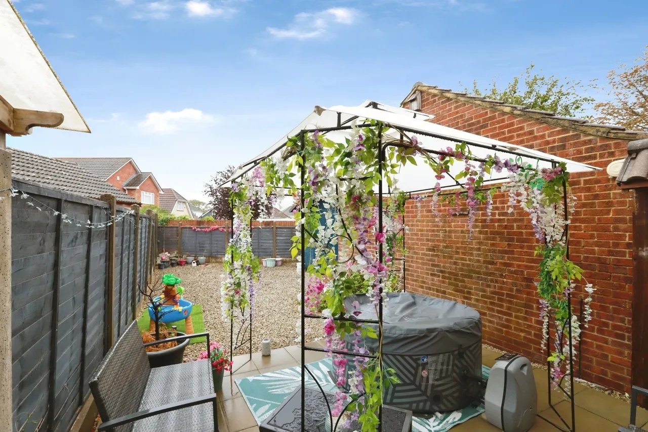 Charles Gardens, Bournemouth, BH10, photo 2