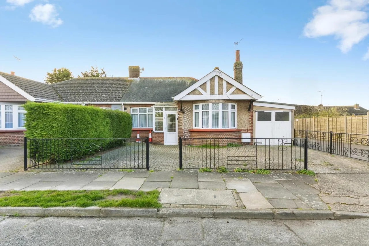 2 bed house for sale — Lake Avenue, Clacton-on-Sea, Essex, CO15