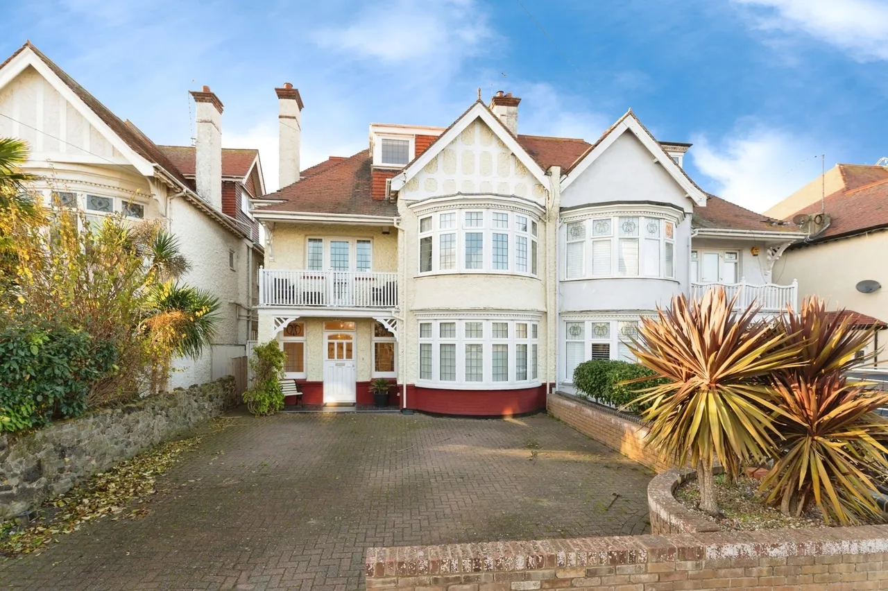 5 bed house for sale — Burges Terrace, Thorpe Bay, Essex, SS1