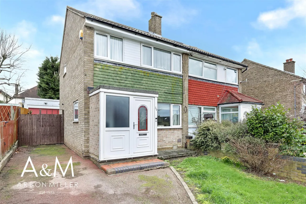 3 bed property for sale — North Dene, Chigwell, Essex, IG75JT