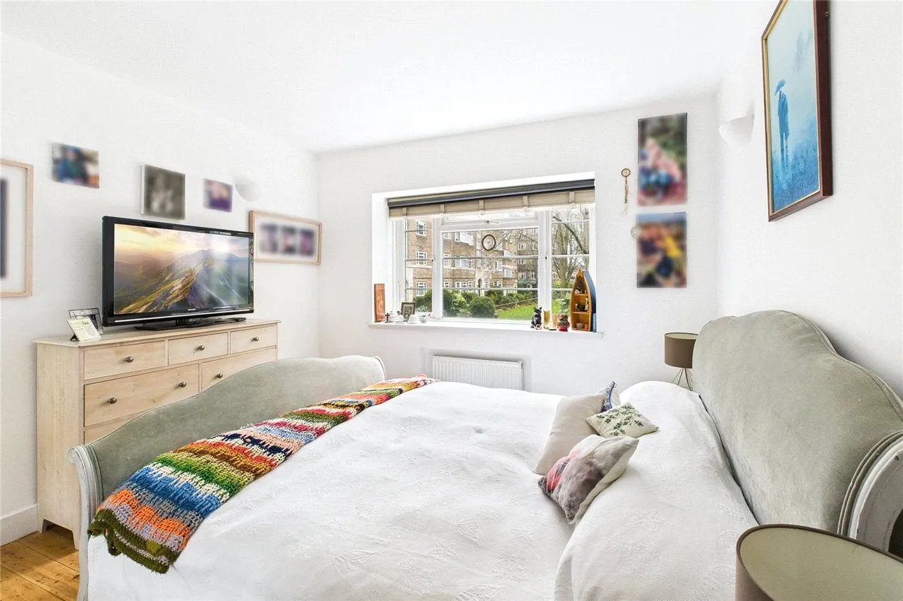 Streatham High Road, London, SW16, photo 3