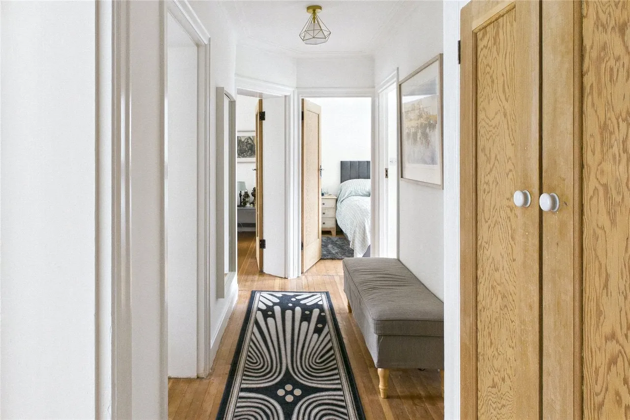 Streatham High Road, London, SW16, photo 9