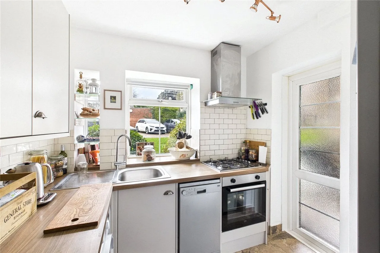 Streatham High Road, London, SW16, photo 5
