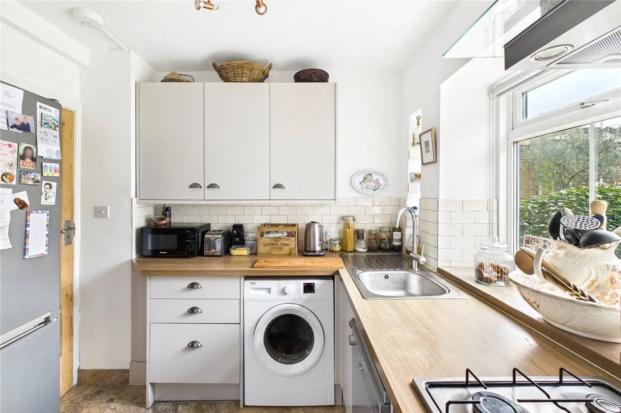 Streatham High Road, London, SW16, photo 4
