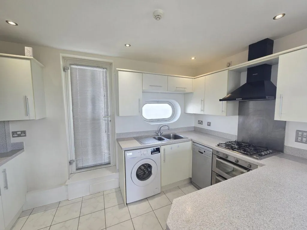 2 bed property to rent, Watkin Road, Leicester, LE2