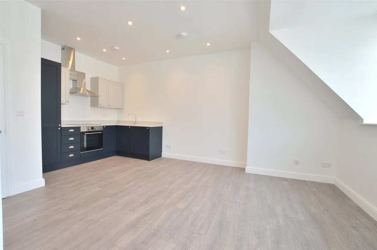 1 bed flat to rent — West Street, Reigate, RH2 9BL