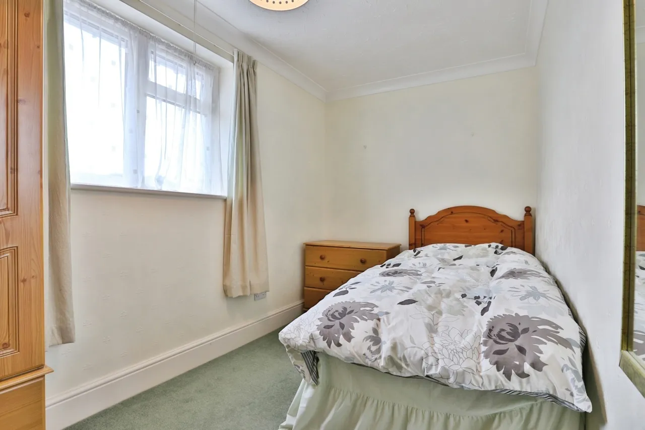 Fitzwilliam Close, Bearwood, BH11, photo 17