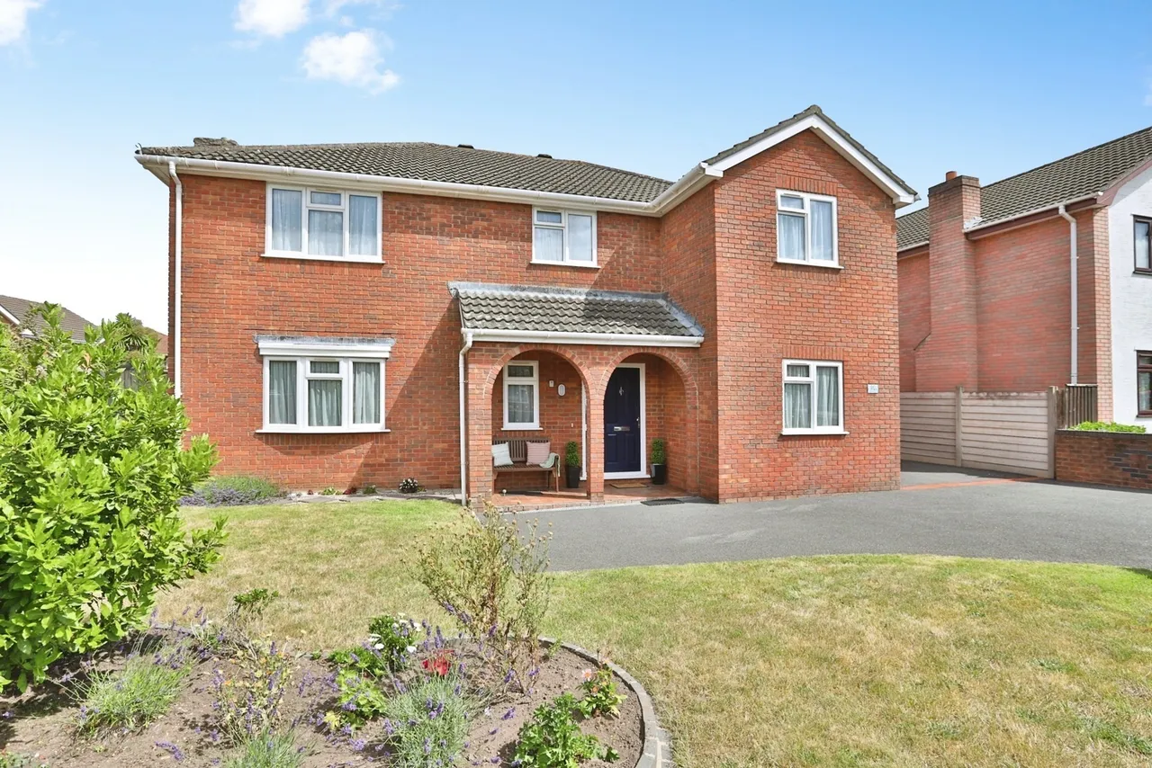 4 bed house for sale, Fitzwilliam Close, Bearwood, BH11