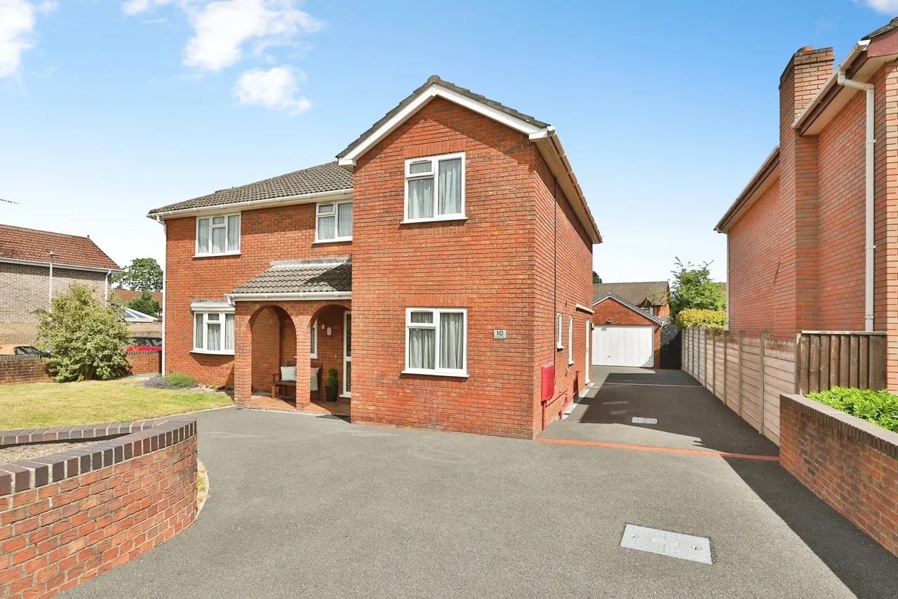 Fitzwilliam Close, Bearwood, BH11, photo 19