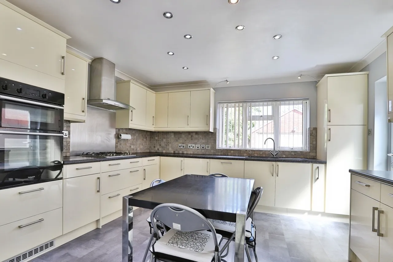 Fitzwilliam Close, Bearwood, BH11, photo 3