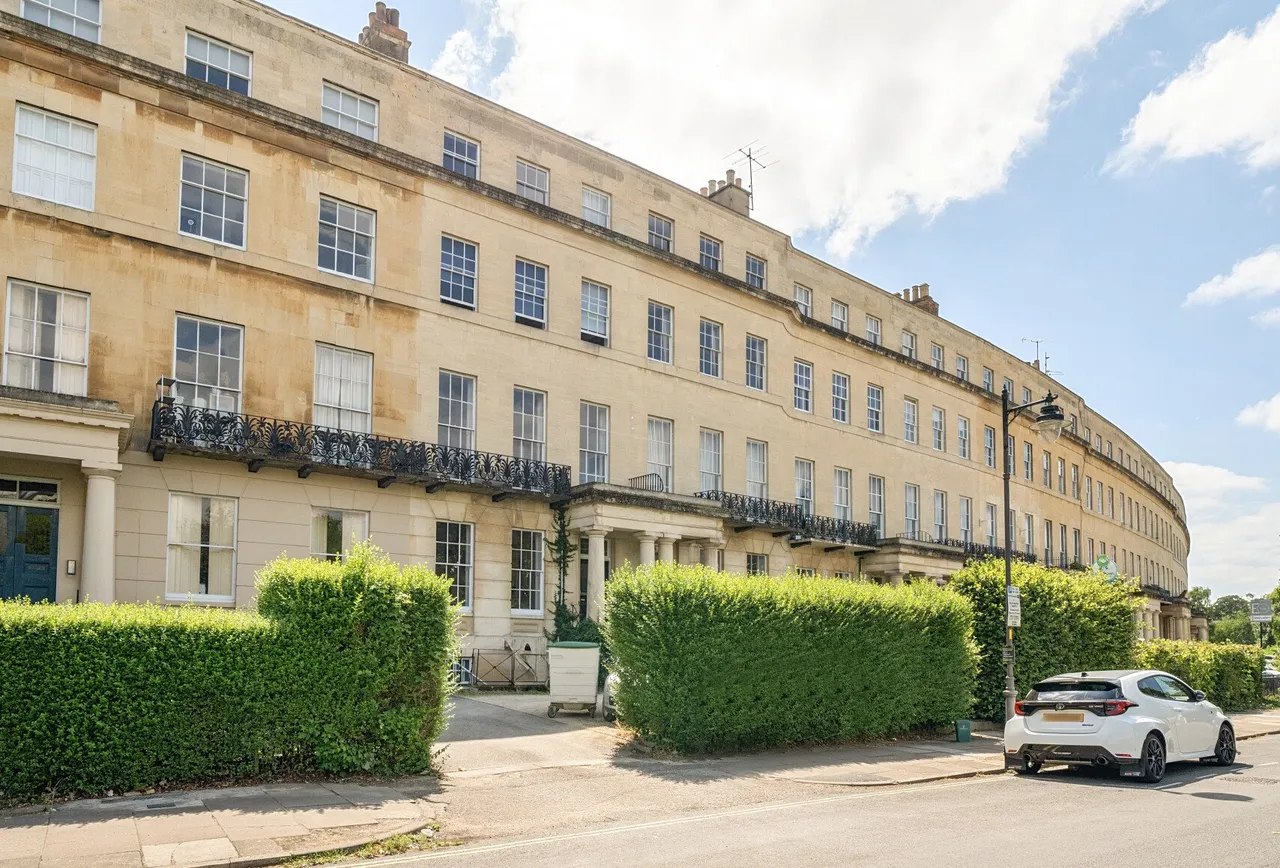 1 bed flat for sale — Lansdown Crescent, Cheltenham, GL50 2LF