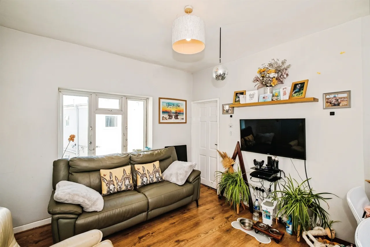 2 bed flat for sale, South Street, Lancing, BN15