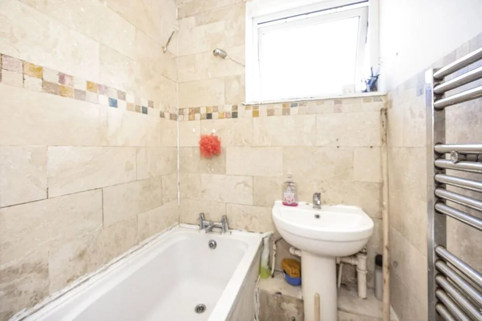 Cambridge Heath Road, London, E1, photo 10
