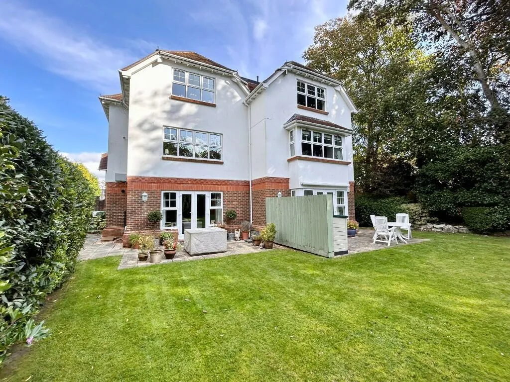 2 bed flat to rent, Skerryvore Court, Westbourne, BH4