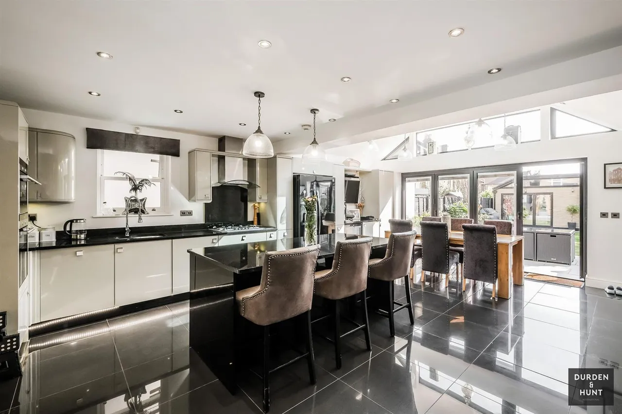 Chelmsford Road, South Woodford, E18, photo 2