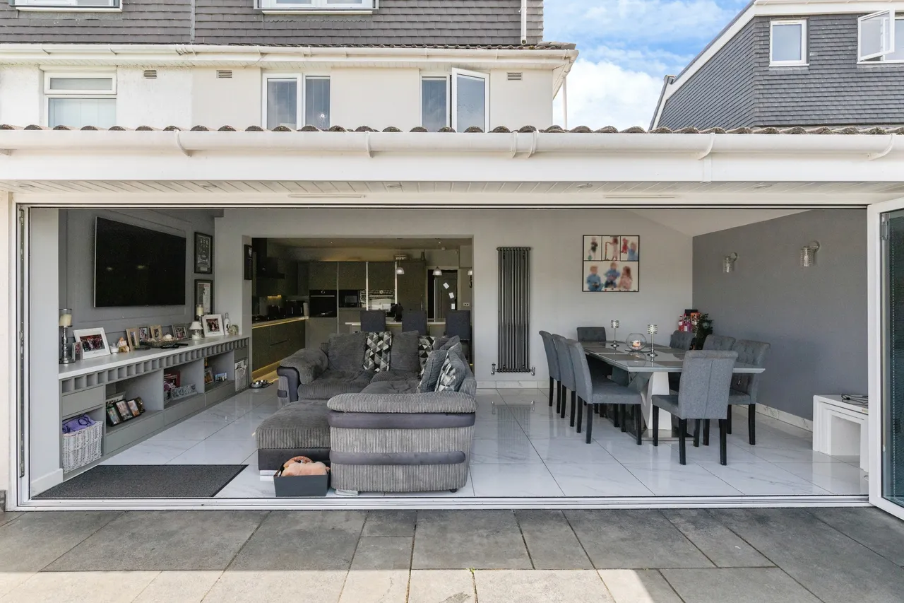 4 bed house for sale — Willoughby Close, Bristol