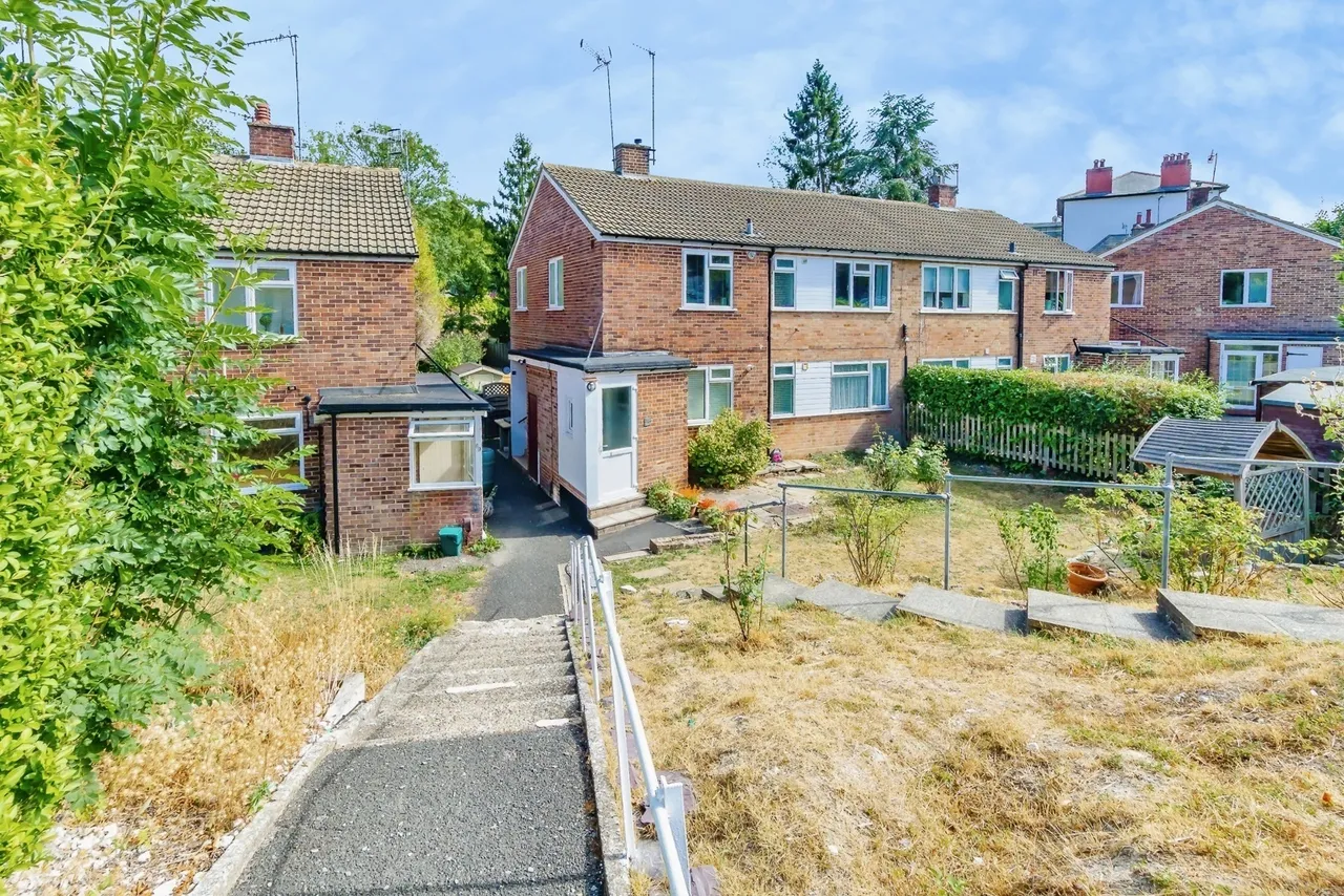 2 bed flat for sale — Crescent Road, Caterham, Surrey, CR3