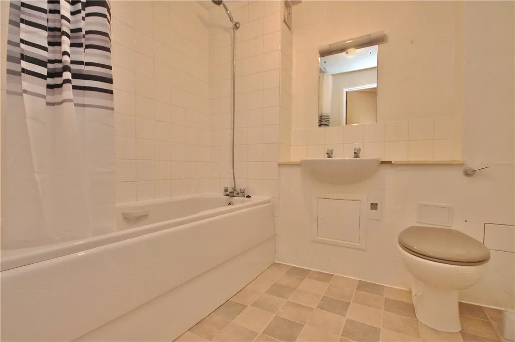 Kingston Road, Staines-upon-Thames, TW18, photo 5