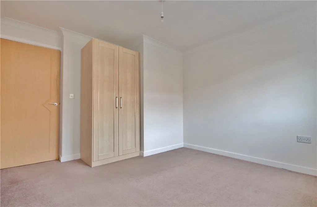 Kingston Road, Staines-upon-Thames, TW18, photo 3