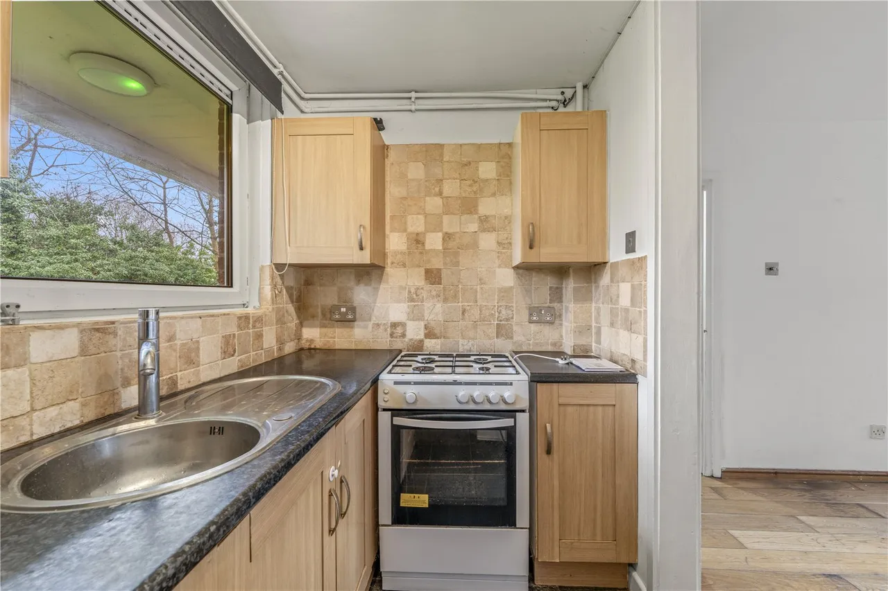 Deacons Walk, Hampton, TW12 1AA, photo 4