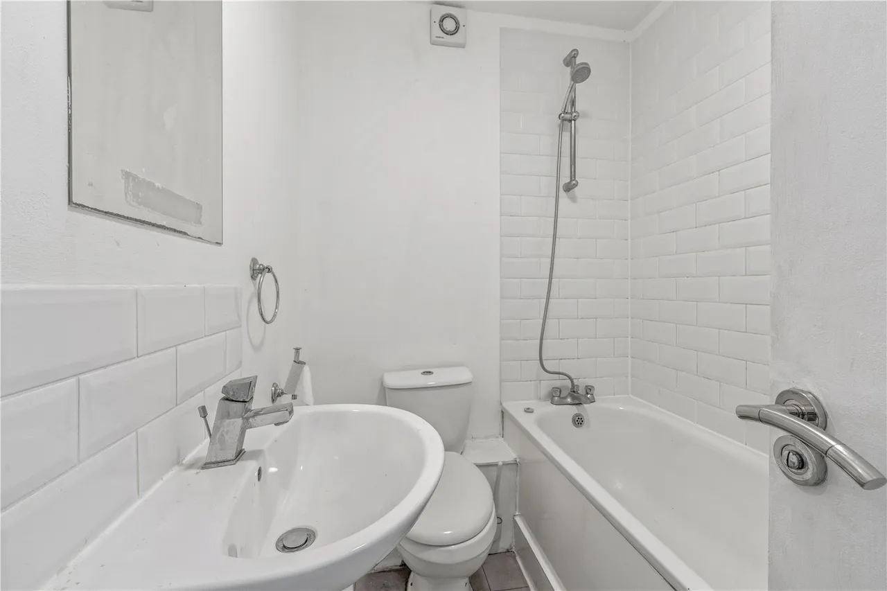 Deacons Walk, Hampton, TW12 1AA, photo 8