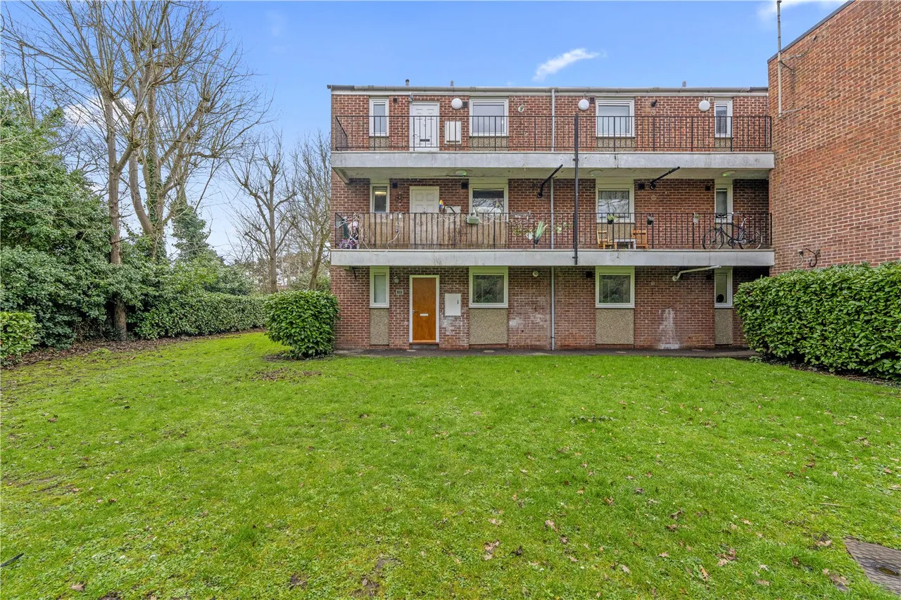 2 bed flat for sale — Deacons Walk, Hampton, TW12 1AA