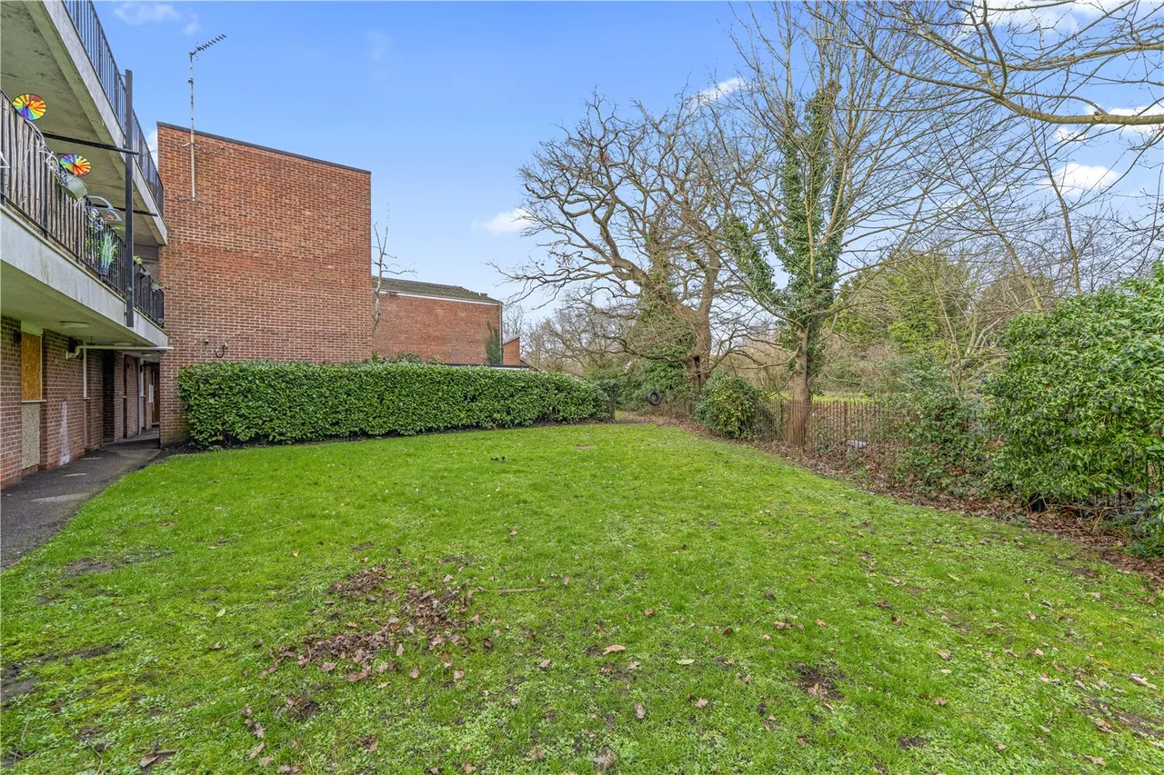 Deacons Walk, Hampton, TW12 1AA, photo 7