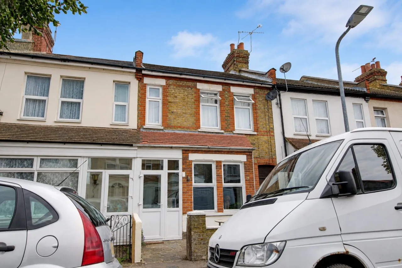 3 bed house for sale — Salisbury Avenue, Westcliff On Sea