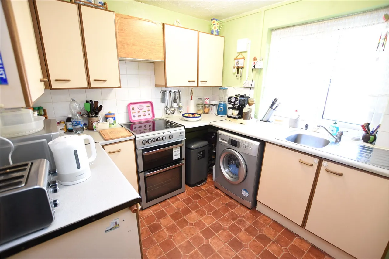 Perring Avenue, Farnborough, Hampshire, GU14 9DB, photo 3