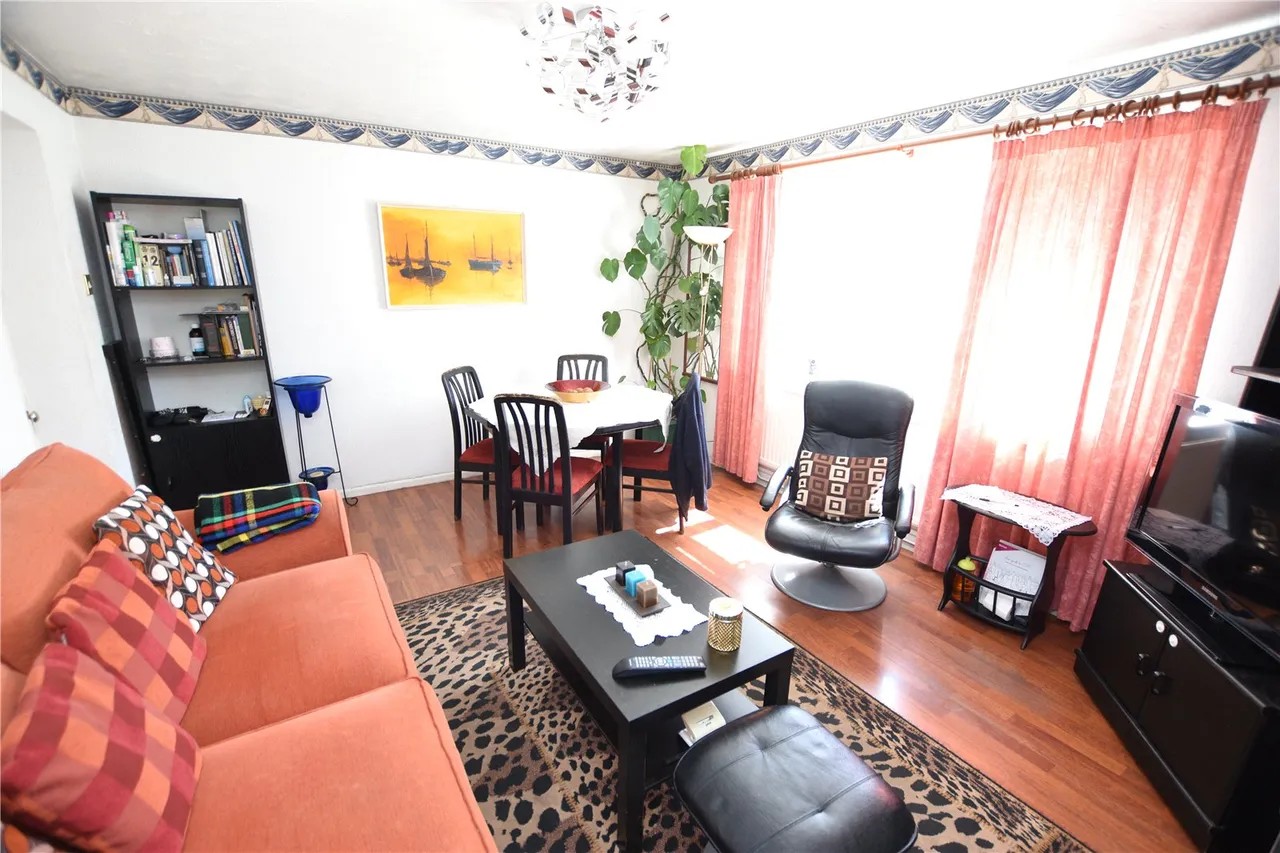 Perring Avenue, Farnborough, Hampshire, GU14 9DB, photo 2