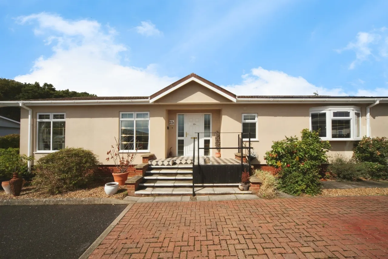 2 bed park home for sale, Residential Park, Caddington, LU1