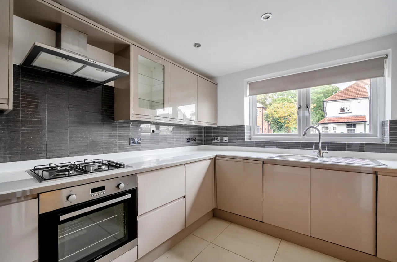 Bracken Edge, Chapel Allerton, LS8, photo 6