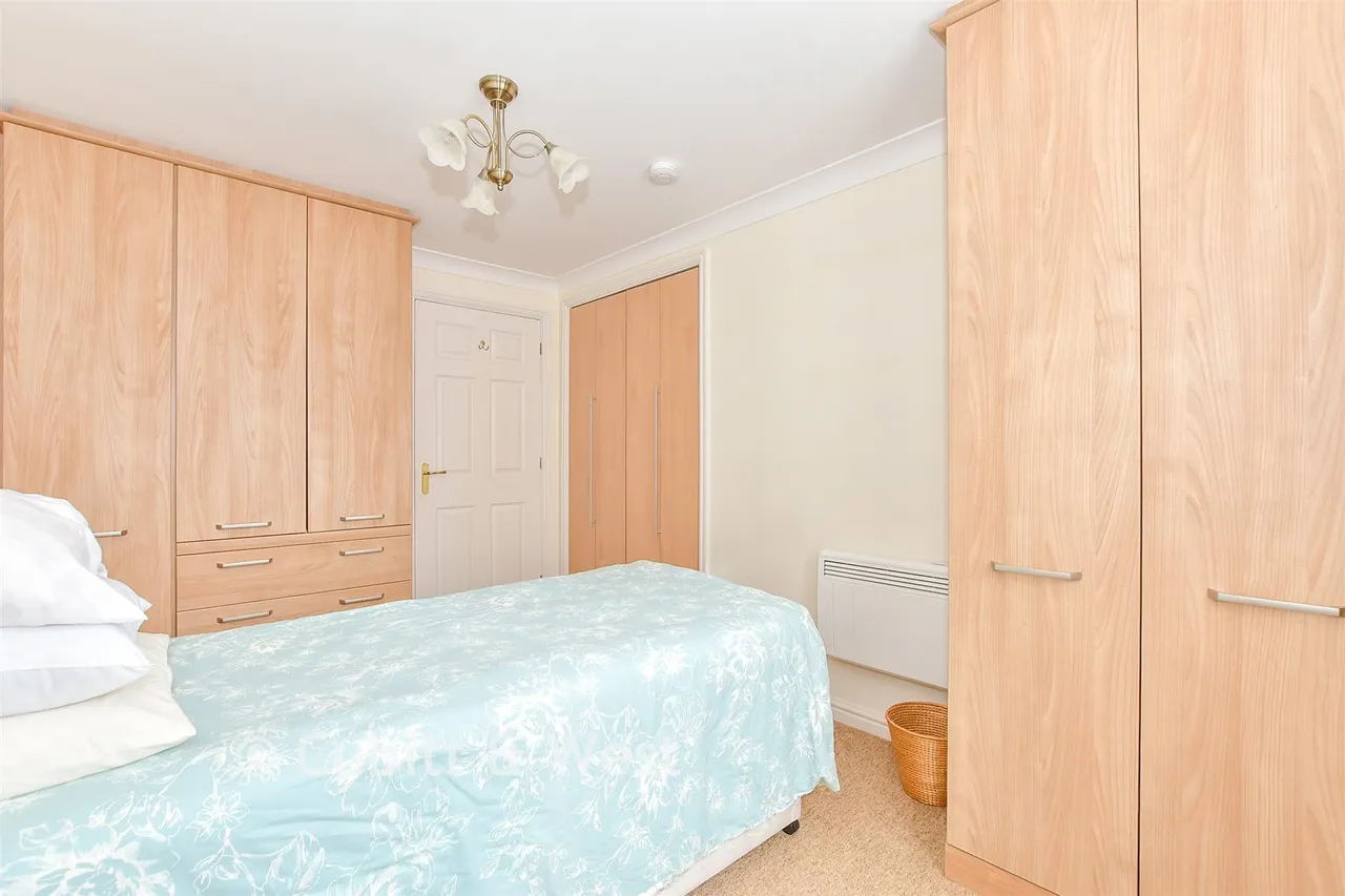 London Road, Cowplain, PO8, photo 4