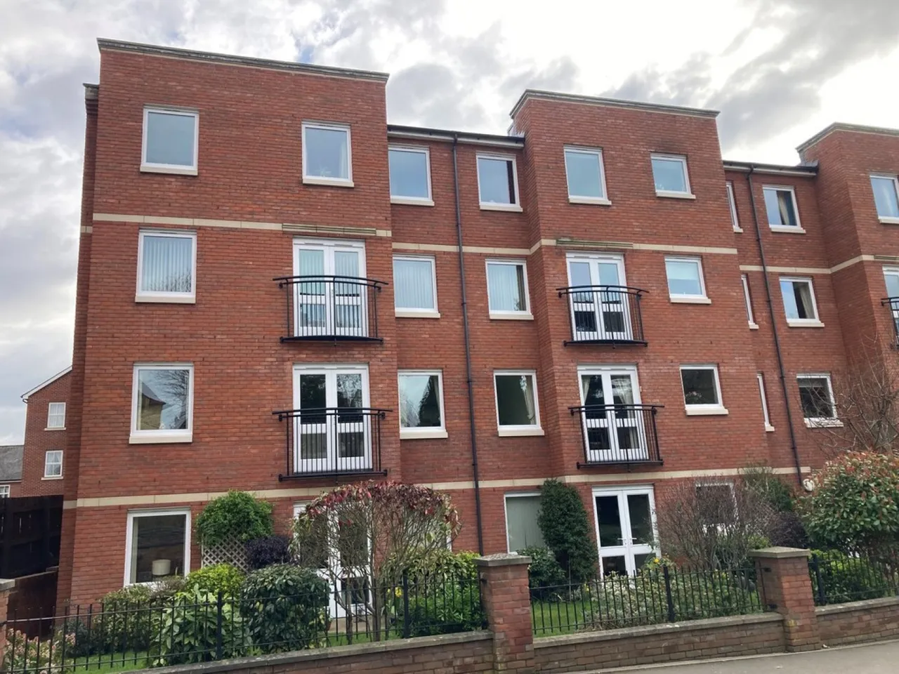 2 bed flat for sale — Cathedral Court, London Road, Gloucester