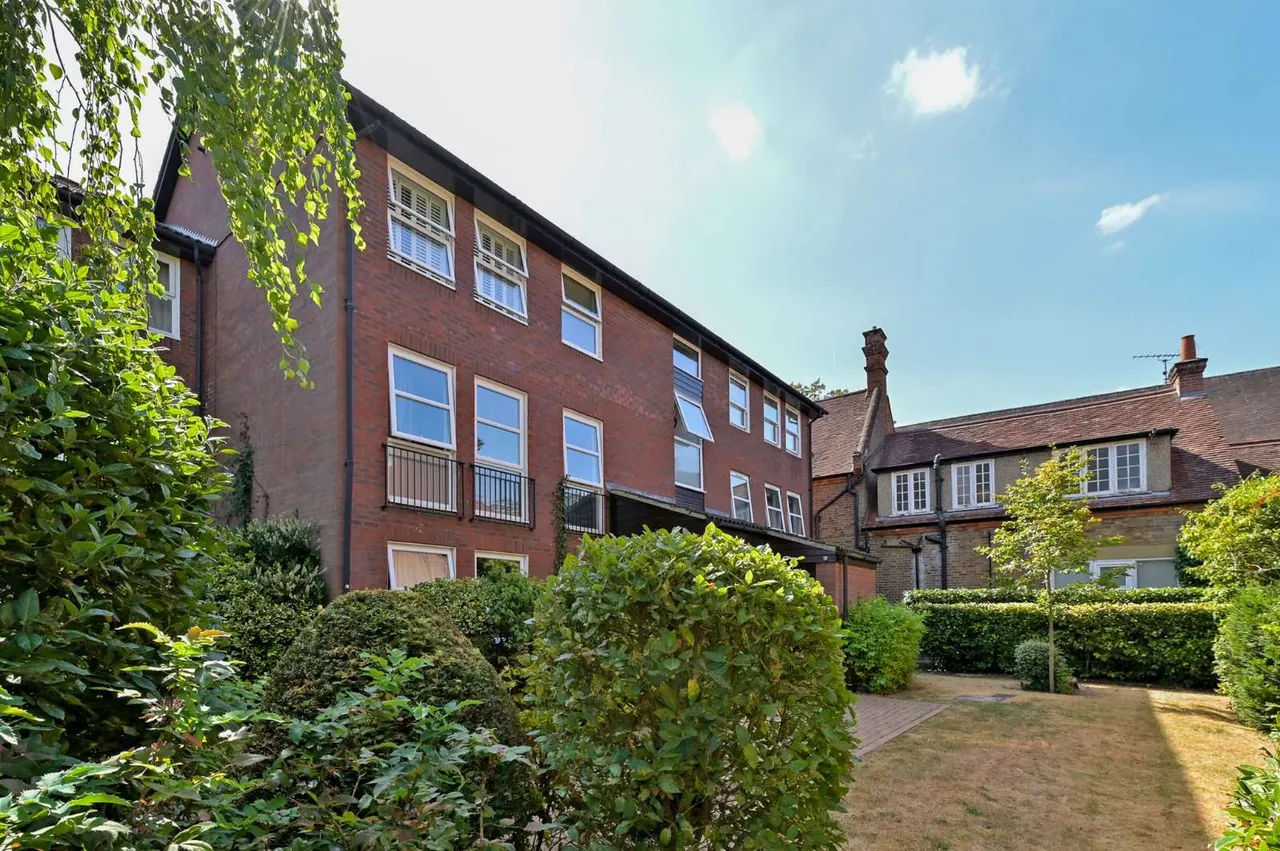 2 bed flat to rent — Fountain Gardens, Windsor, Berkshire, SL4 3SX