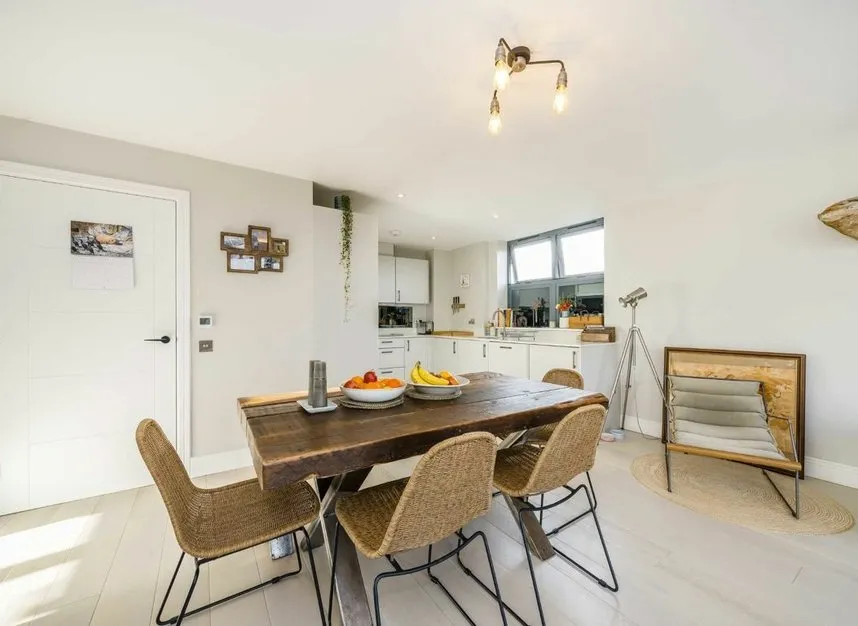 Antoinette Close, Kingston Upon Thames, KT1, photo 5