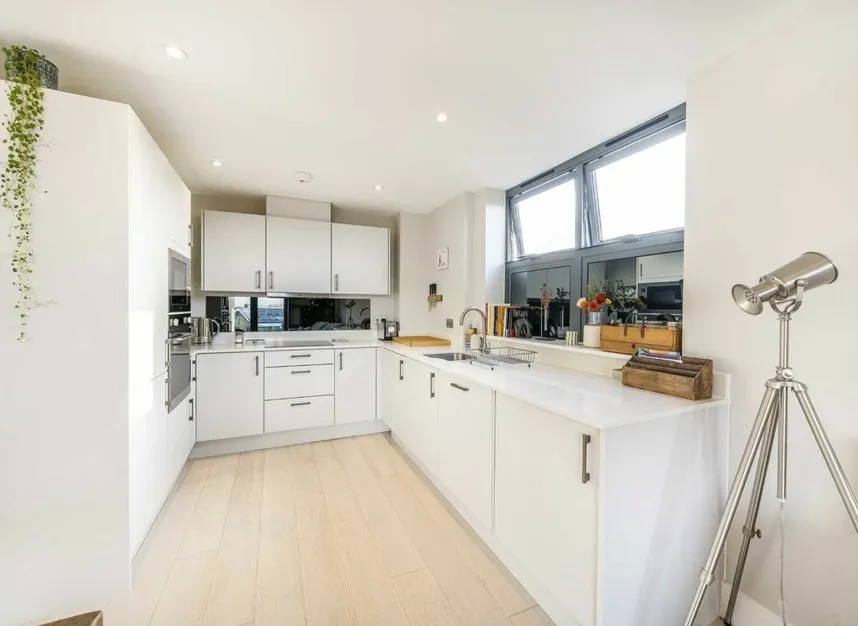 Antoinette Close, Kingston Upon Thames, KT1, photo 3