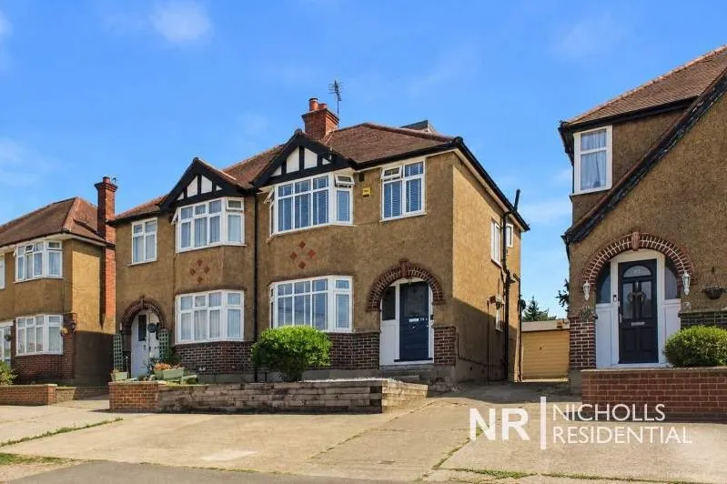 4 bed house for sale, Leatherhead Road, Chessington, KT9