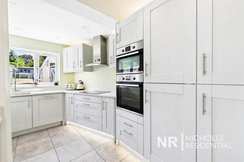 Leatherhead Road, Chessington, KT9, photo 8