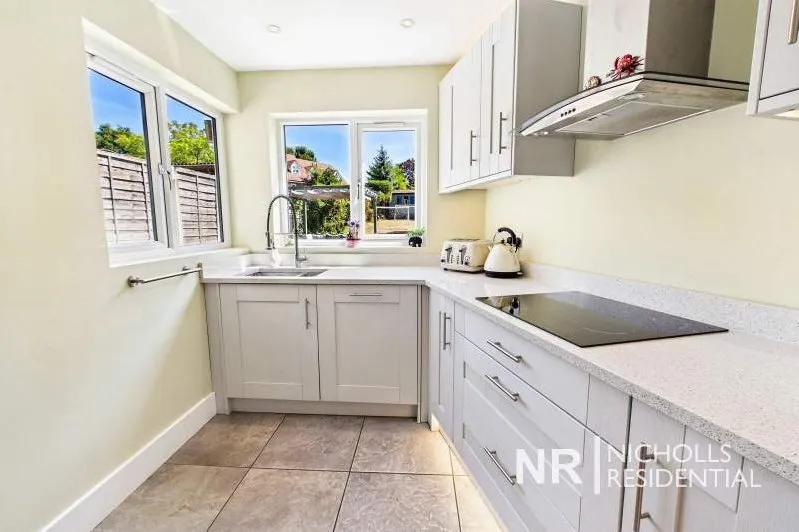 Leatherhead Road, Chessington, KT9, photo 7