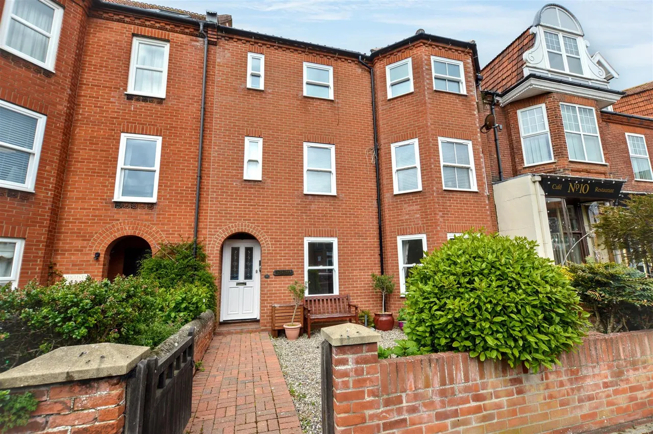 2 bed flat for sale, Augusta Street, Sheringham, NR26