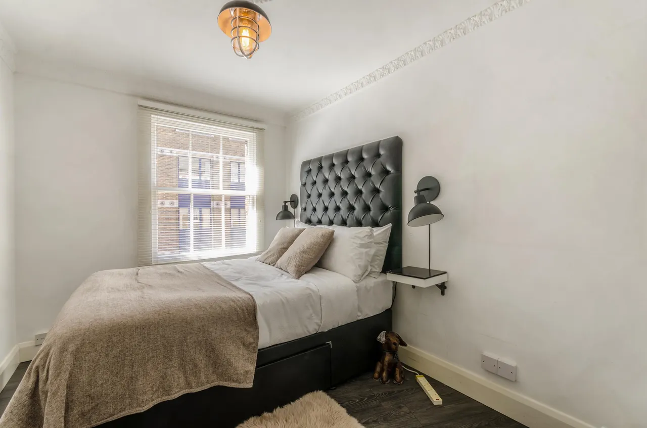 Flat 47 The Cloisters, 145 Commercial Street, London, photo 4