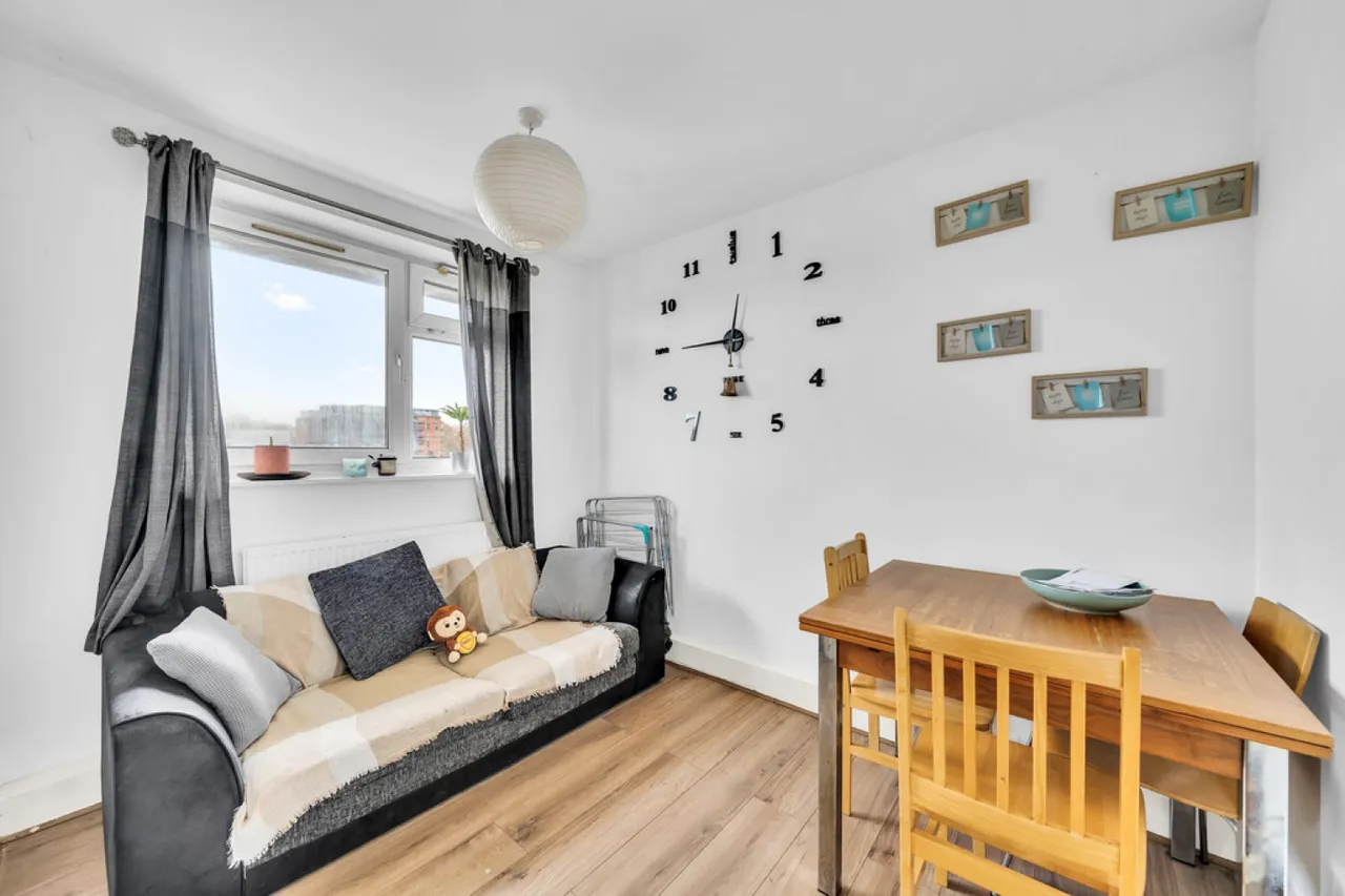 2 bed flat for sale — Henty Close, Battersea