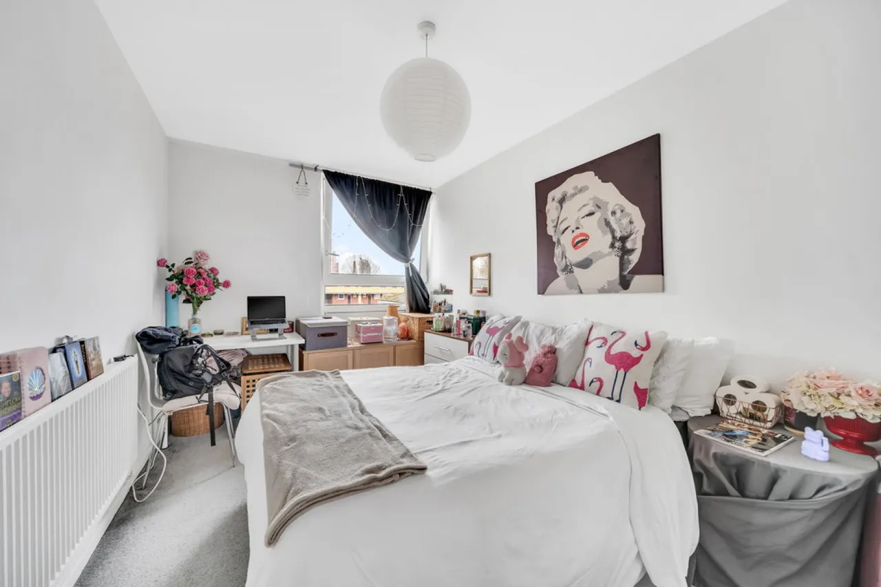 Henty Close, Battersea, photo 2