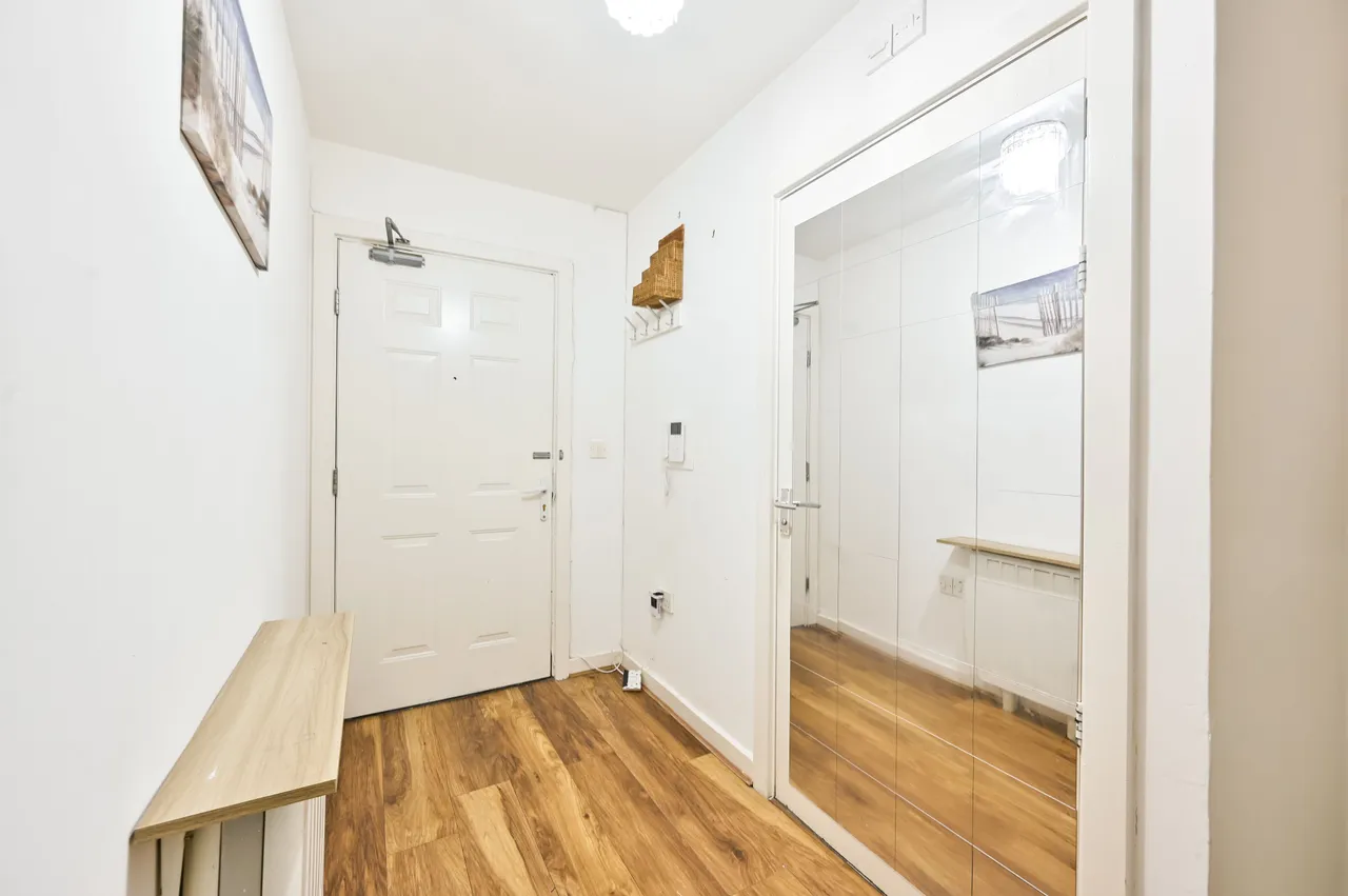 179 Ebbett Court, Victoria Road, London, photo 2