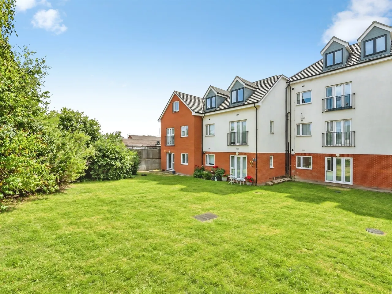 1 bed flat for sale — New Road, Rainham